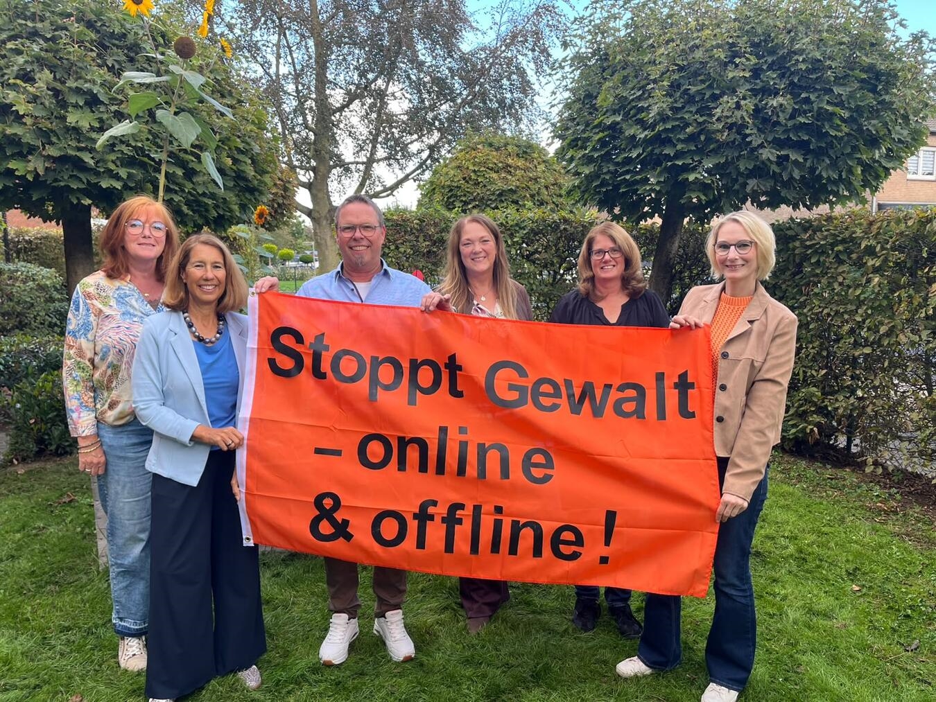 Laden zur Teilnahme ein: (v.l.) Stefanie Bodden-Bergau (Kreispolizeibehörde Kleve), Judith Bernhard-Heenen (Rechtsanwältin), Stefan Hellwig (Kreispolizeibehörde Kleve), Corinna Ortmann (Strategin u.a. für digitale Kommunikation), Verena Pichmann (Sozialdienst katholischer Frauen) und Christiane Peulen (Gleichstellungsbeauftragte Kevelaer). Foto: Wallfahrtsstadt Kevelaer