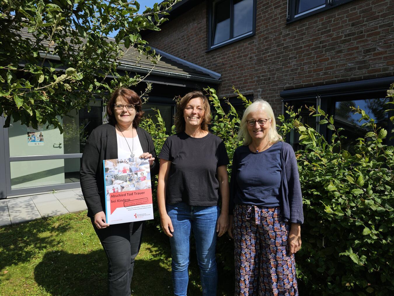 „Wir könnten uns im Vorfeld viel von der Angst nehmen“ Laden zur Veranstaltung ein: (v.l.) Gabriele Voß vom Team KiTa der Stadt Geldern, Sterbeamme Nicole Füngerlings und Antje Freudenberg (FBS). NN-Foto: Thomas Langer