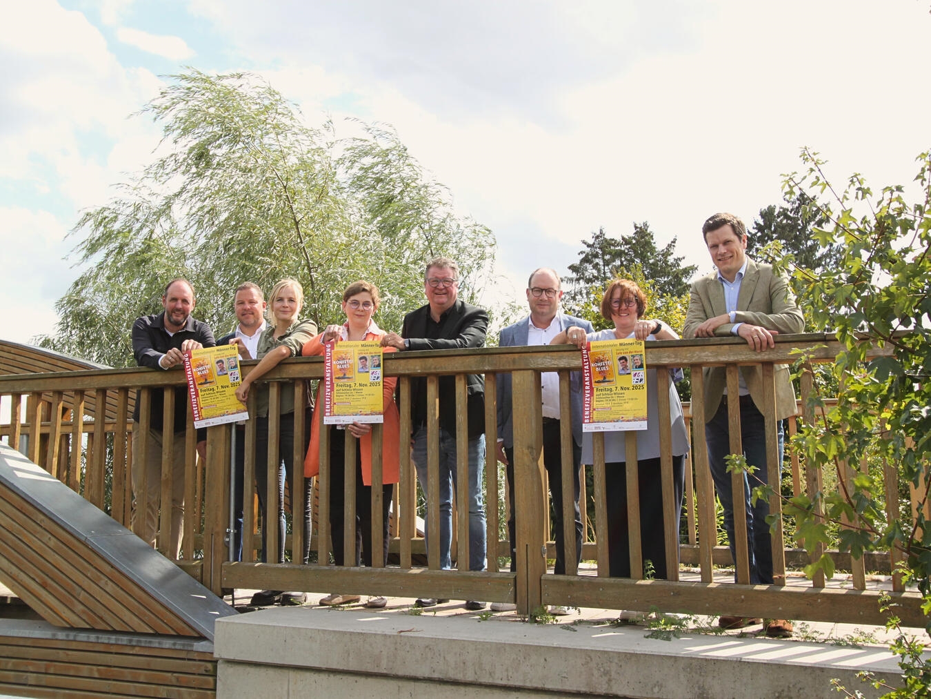 Laden zur Veranstaltung ein: (v.l.n.r.) Frank Mülders (Airport Weeze), Nils Rudolph (Westenergie), Rike Frieling-Huchzermeyer (Petrusheim), Nicola Roth (Gleichstellungsbeauftragte Gemeinde Weeze), Bürgermeister Georg Koenen, Andreas Meder (Vorstand Sparkasse Rhein-Maas), Daniela Franken (Firma Teunesen) undSeraphim Freiherr von Loë (Schloss Wissen). Foto: Gemeinde Weeze