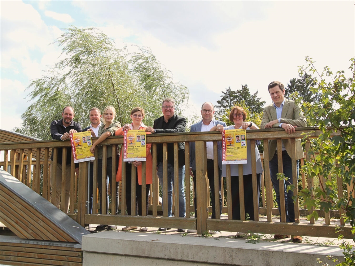 Laden zur Veranstaltung ein: (v.l.n.r.) Frank Mülders (Airport Weeze), Nils Rudolph (Westenergie), Rike Frieling-Huchzermeyer (Petrusheim), Nicola Roth (Gleichstellungsbeauftragte Gemeinde Weeze), Bürgermeister Georg Koenen, Andreas Meder (Vorstand Sparkasse Rhein-Maas), Daniela Franken (Firma Teunesen) undSeraphim Freiherr von Loë (Schloss Wissen). Foto: Gemeinde Weeze