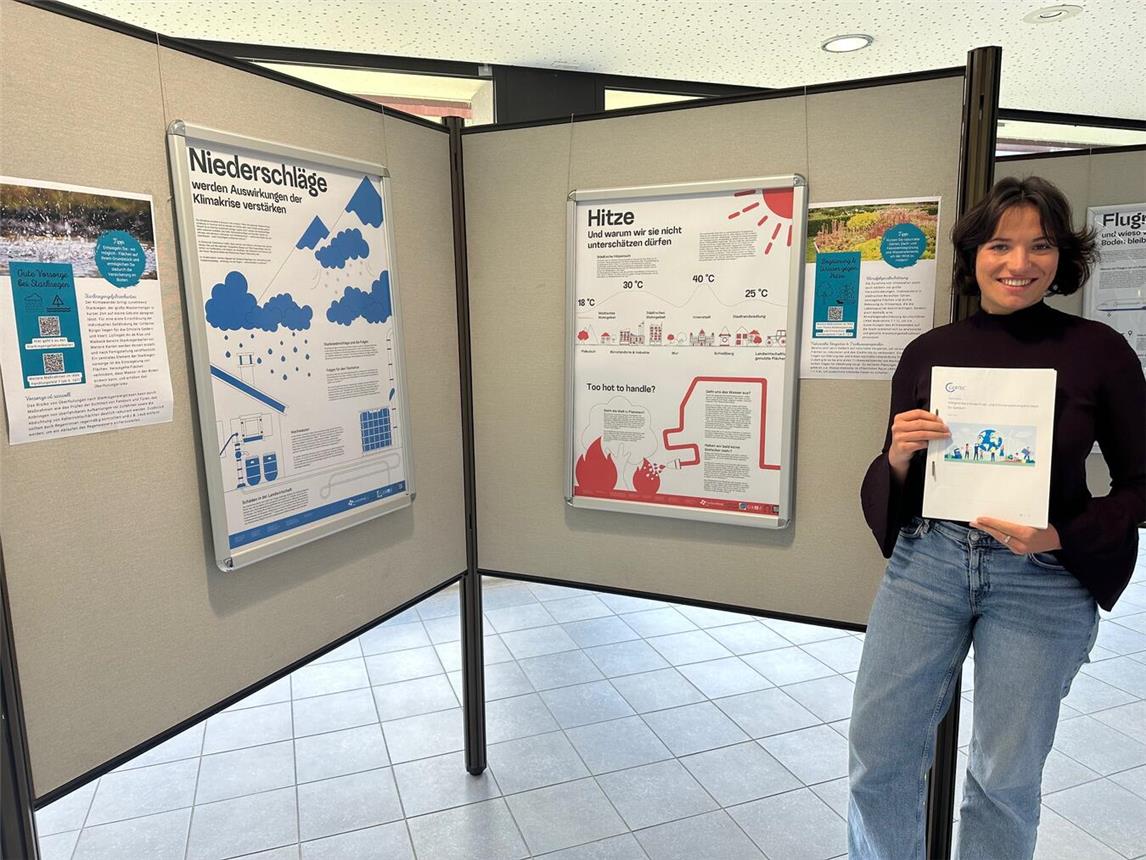 Lädt zum Besuch der Ausstellung „Klimakrise – Jetzt handeln wir!“ im Gelderner Rathaus ein: Marlene Riegler vom Team Umwelt, Klima und Mobilität der Stadt Geldern.Foto: hvs