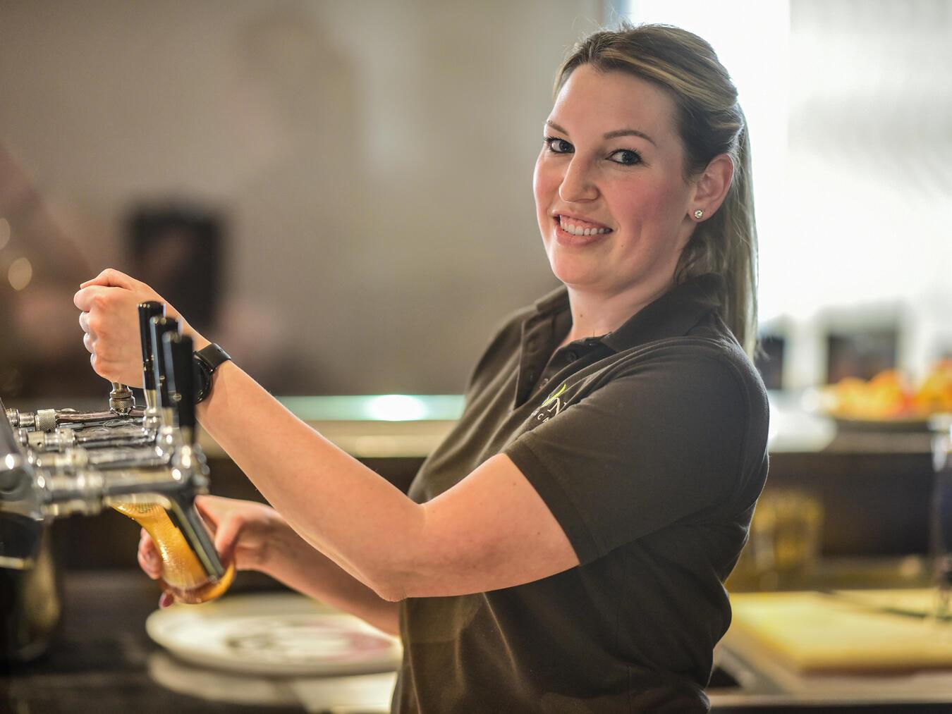 Lana Verfürth arbeitet bereits seit elf Jahren als Aushilfe in der Sauna-Gastronomie des Embricana. Foto: mvo