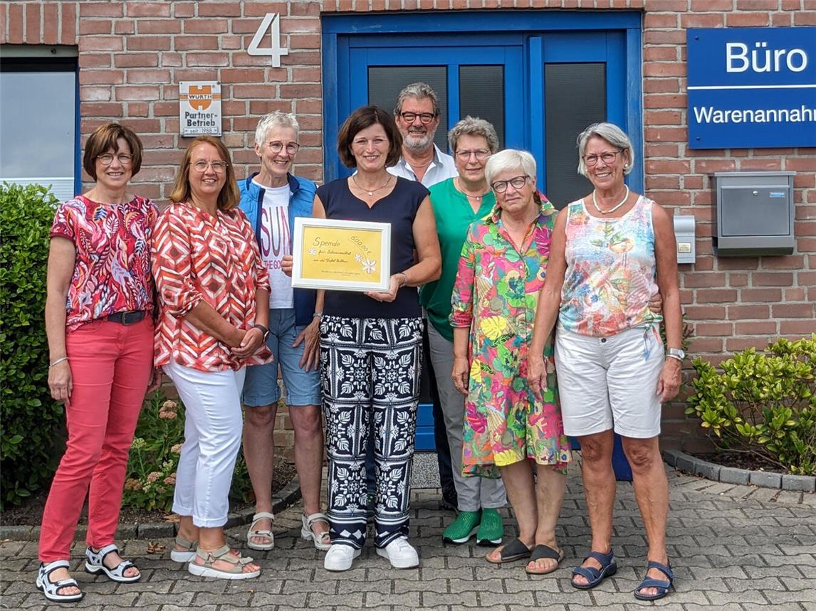 Landfrauen spenden den Erlös einer Frühstücksaktion bei der Tischlerei Anton Janssen. Foto: Landfrauen