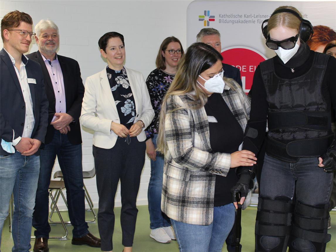 Landrätin Silke Gorißen (3. v. l.) machte sich im Beruferaum der Pflegefachkräfte ein Bild vom Konzept der Veranstaltung. Hier testet eine Schülerin einen Alterssimulationsanzug mit Kopfhörern und Grüner-Star-Brille.Fotos: Johannes Menrath, Natascha Verbücheln