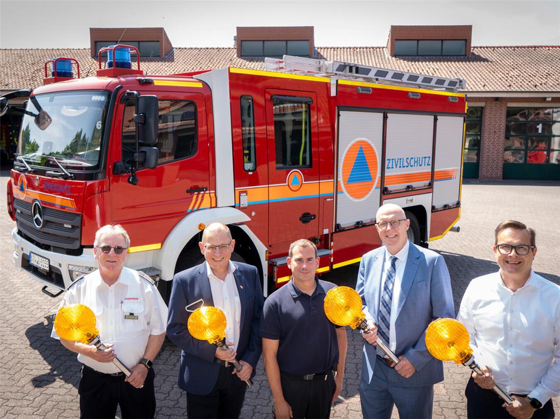 Landrat Christoph Gerwers (2.v. r.) übergab das neue Fahrzeug für den Katastrophen- und Zivilschutz an die Freiwillige Feuerwehr der Stadt Geldern. Mit dabei (v. r.): Gelderns Bürgermeister Sven Kaiser, Stadtbrandinspektor André Bardoun (Leiter der Freiwilligen Feuerwehr Geldern), Jürgen Baetzen (Leiter des Fachbereichs Rettungsdienst und Bevölkerungsschutz des Kreises Kleve) und Kreisbrandmeister Reiner Gilles. Foto: Kreis Kleve/Gerhard Seybert