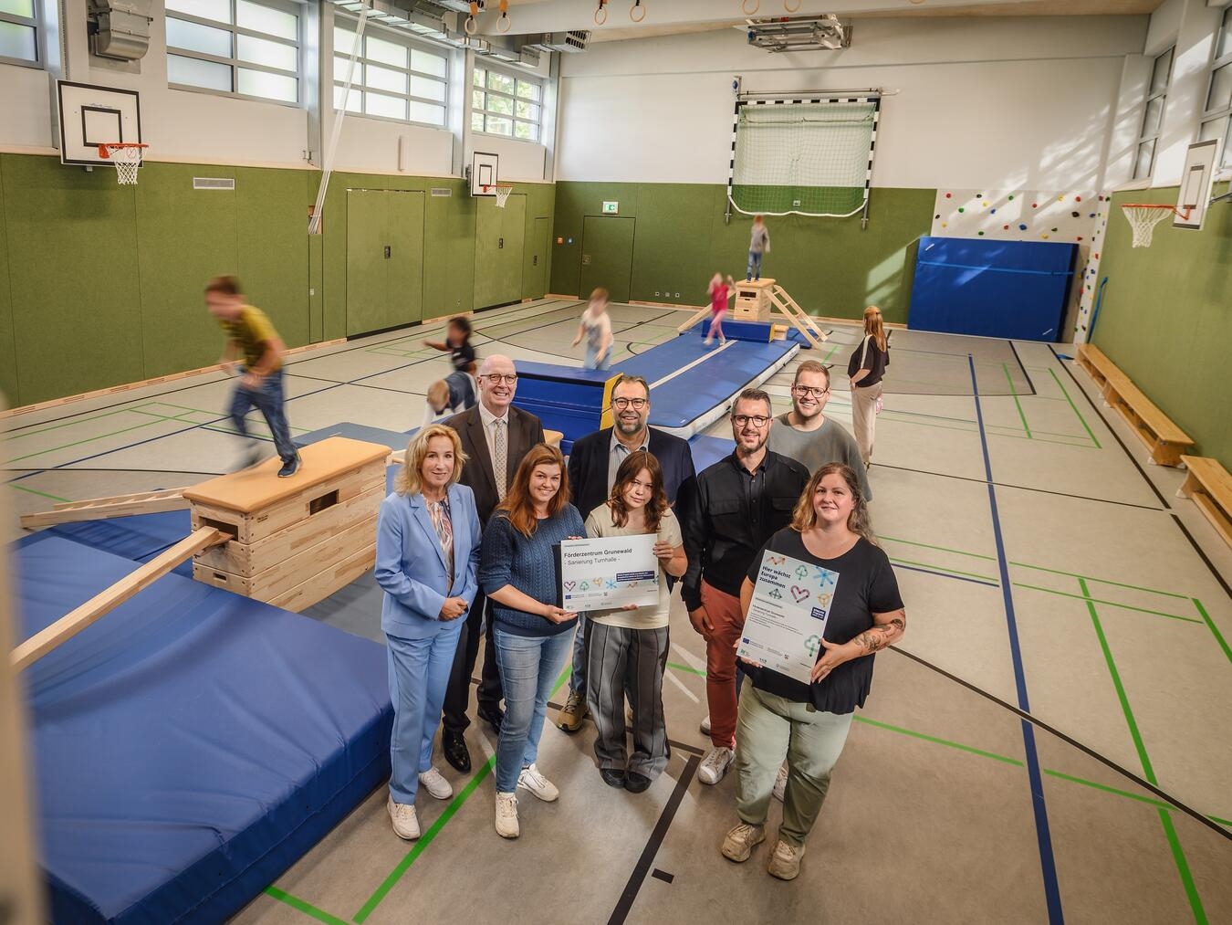 "Landrat Christoph Gerwers und Team in sanierter Sporthalle mit Schulleiter und Vertretern, Kreis Kleve, Schulprojektbesprechung"
