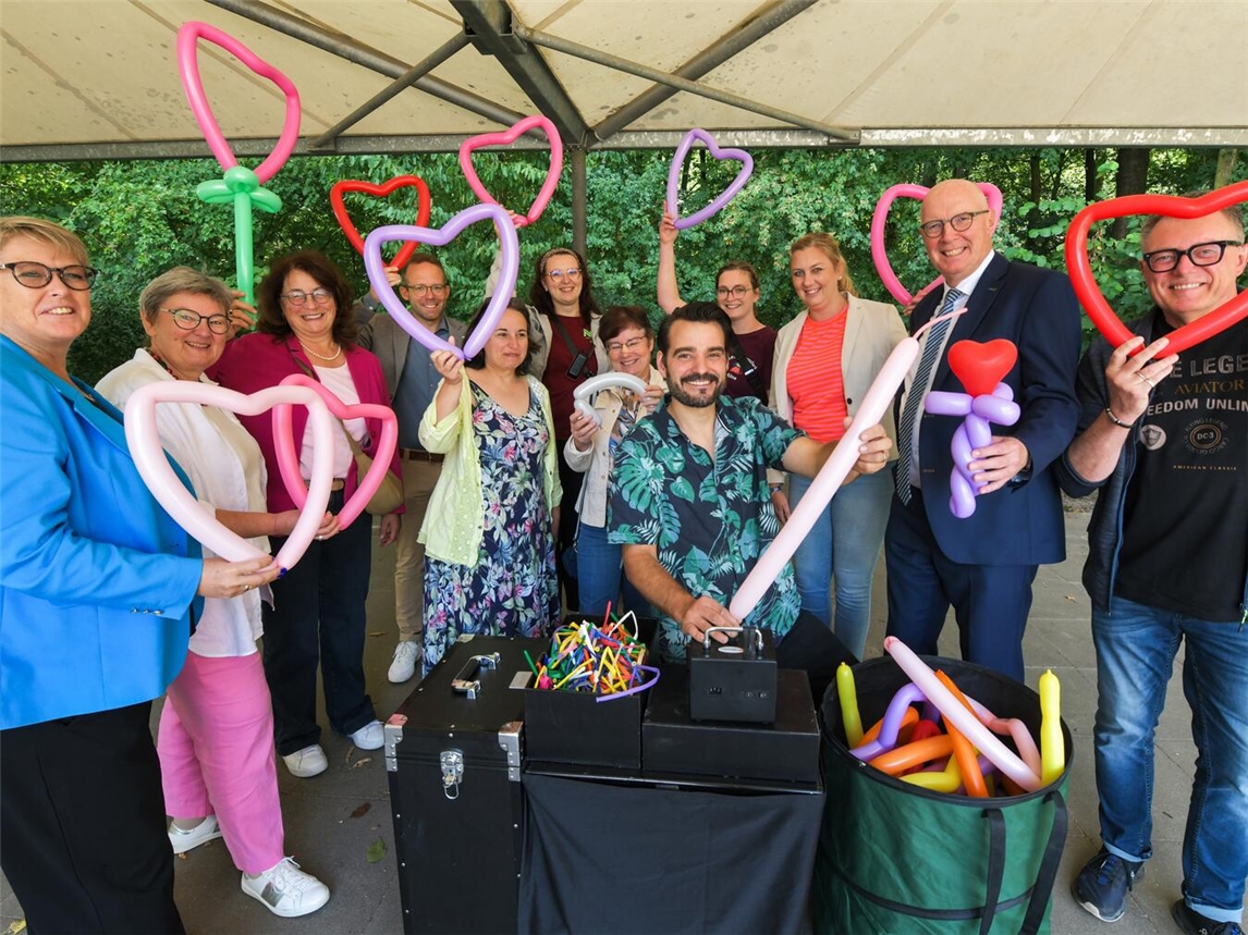 Landrat Christoph Gerwers (2.v.r.) besuchte mit Andrea Schwan (l.), Fachbereichsleiterin „Jugend, Soziales und Jobcenter“, André Amourette (4.v.l.), Leiter der Abteilung „Jugend und Familie“ und Mitgliedern des Jugendhilfeausschusses die Stadtranderholung „Löwenstark“. Dort begrüßten die Leitungen Alina Schepers (4.v.r.) und Elena van de Weyer (6.v.l.) die Gruppe. Foto Kreis Kleve/Gottfried Evers