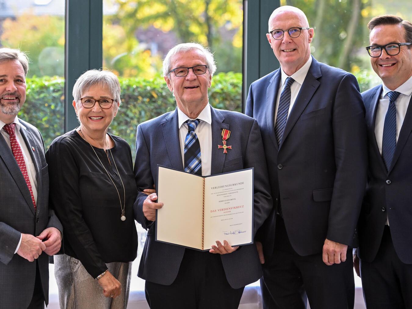 Landrat Christoph Gerwers (2.v.r.) überreichte Eugen Brück im Beisein seiner Ehefrau Irene Brück und von Gelderns Bürgermeister Sven Kaiser (r.) und Issums Bürgermeister Clemens Brück (l.) das Bundesverdienstkreuz.Foto: Stadt Geldern/Norbert Prümen