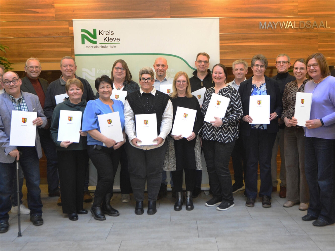 Landrat Christoph Gerwers (3.v. r.) ehrte gemeinsam mit Zandra Boxnick (Allgemeine Vertreterin des Landrats, r.) und Anika Paeßens (Vorsitzende des Personalrats, 5.v.r.) verdiente Jubilare der Kreisverwaltung Kleve. Foto: Kreis Kleve/Klaus-Dieter Stade