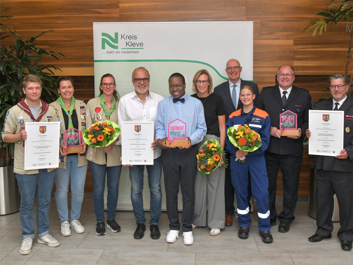 Landrat Christoph Gerwers (4.v. r.) mit den Preisträgern des Heimat-Preises 2025 von der TheaterWerkstatt Haus Freudenberg, der Jugendfeuerwehr im Kreis Kleve und der Deutschen Pfadfinderschaft Sankt Georg Bezirk Niederrhein-Nord. Foto: Kreis Kleve/Gottfried Evers