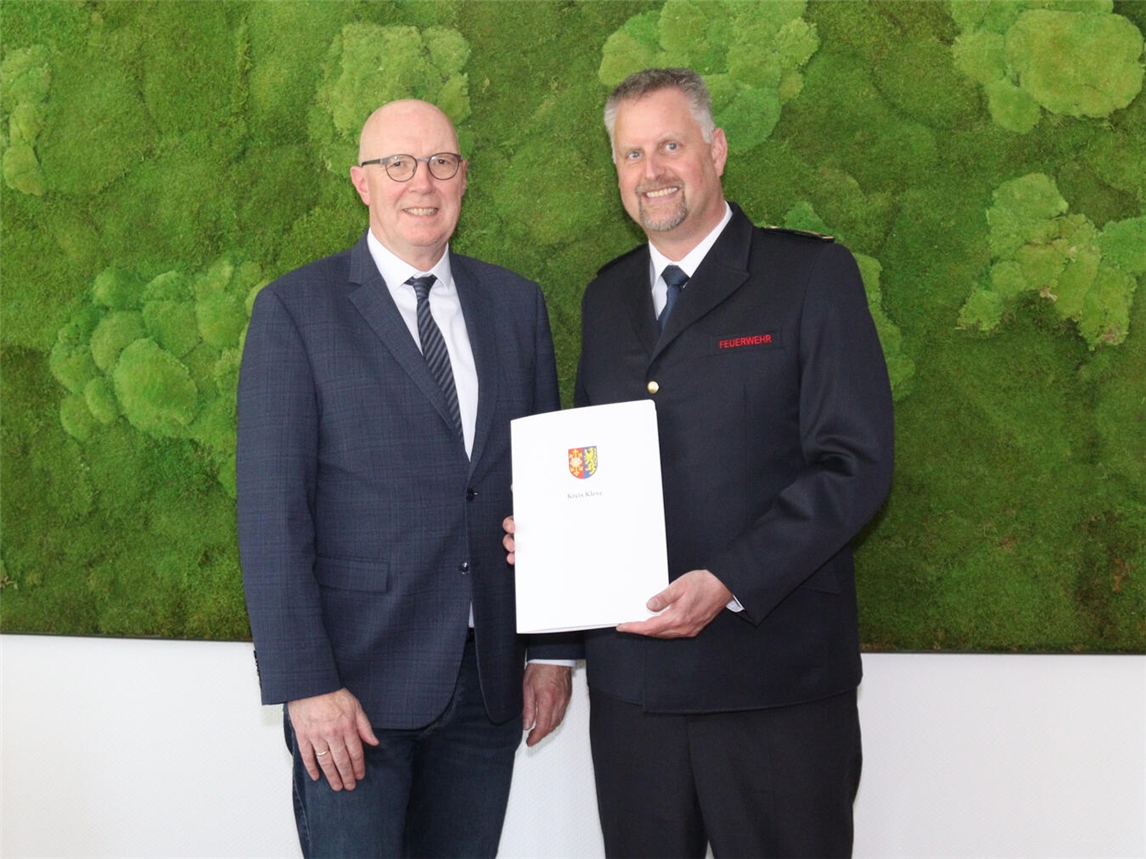 Landrat Christoph Gerwers begrüßte den neuen Kreisbrandmeister André Jansen im Kreishaus. Foto: Kreis Kleve