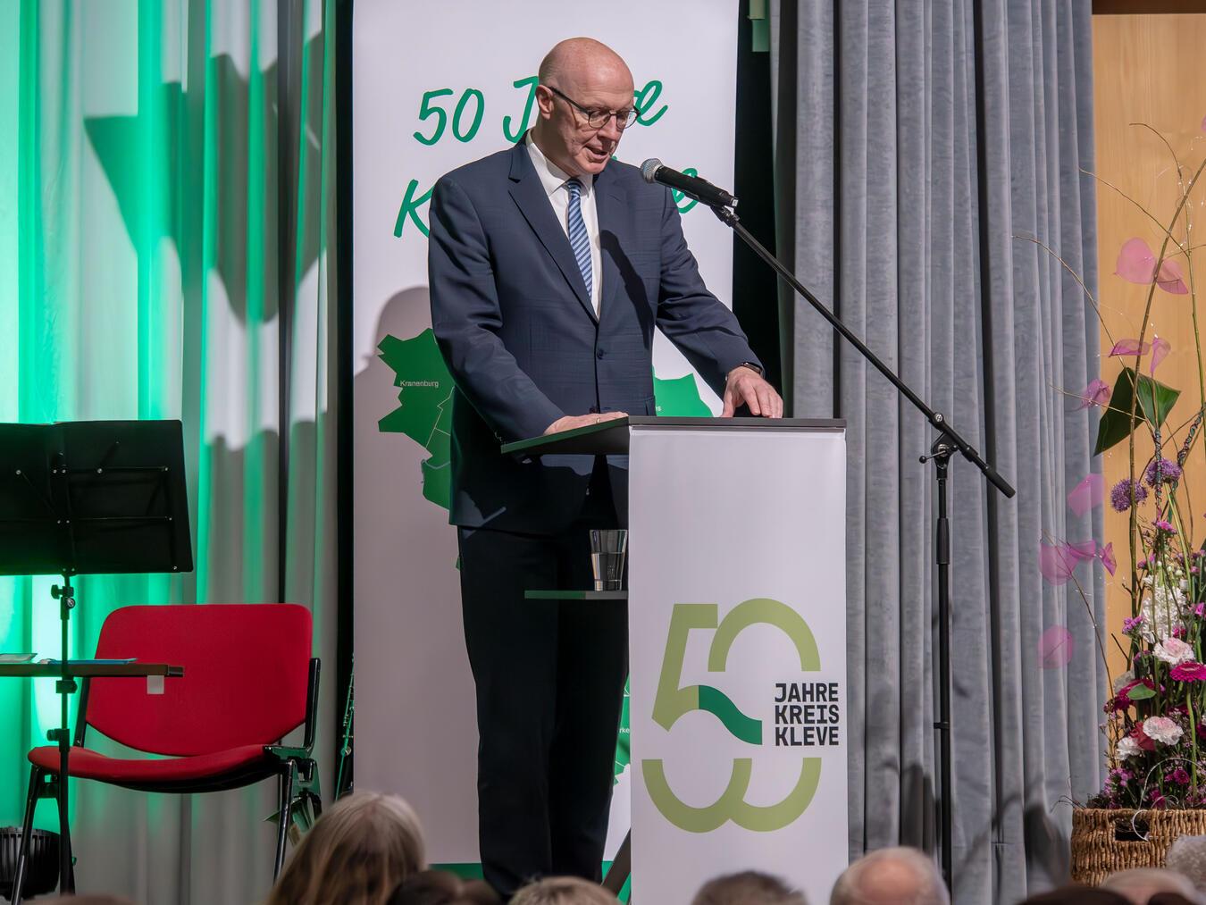 Landrat Christoph Gerwers begrüßte die Gäste im Reeser Bürgerhaus.