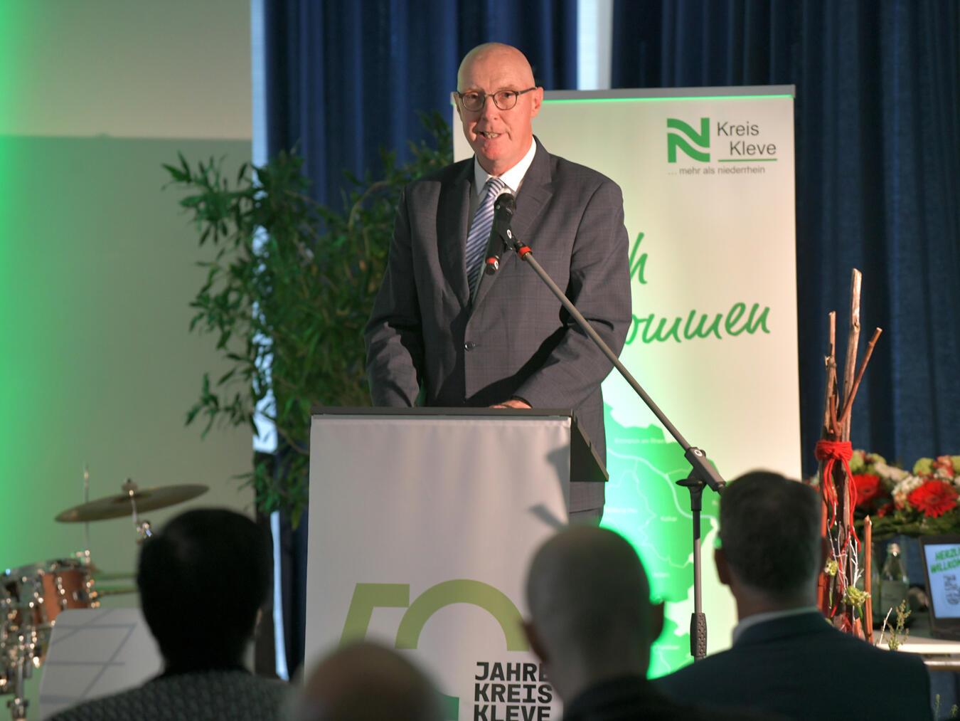 Landrat Christoph Gerwers begrüßte die Gäste in der Aula des Berufskollegs Geldern des Kreises Kleve. Foto: Kreis Kleve/Gottfried Evers
