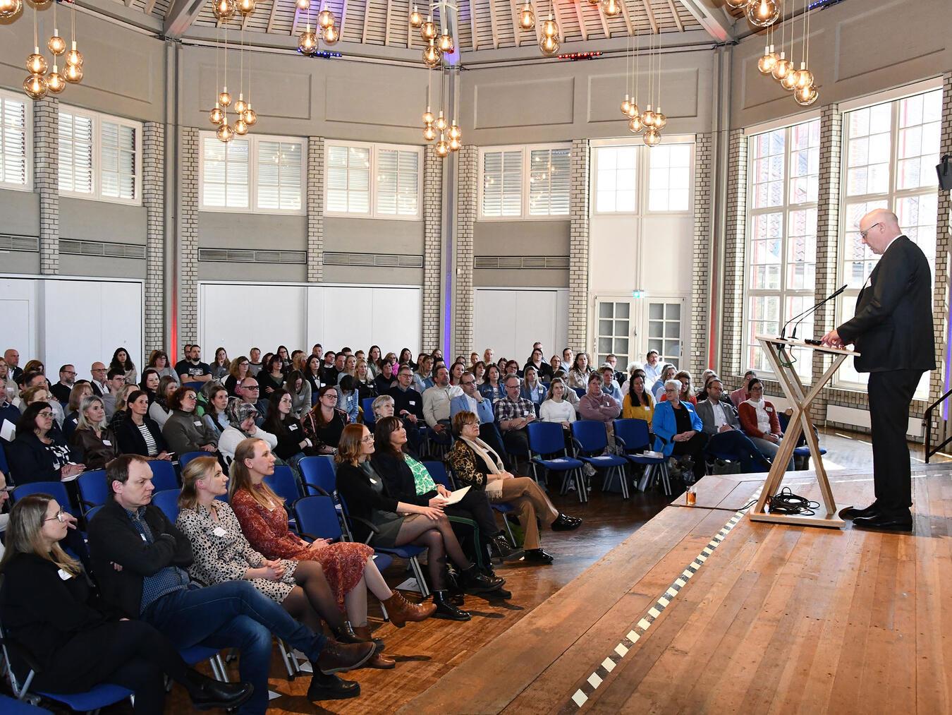 Landrat Christoph Gerwers eröffnete das Netzwerktreffen. Foto: Torsten Matenaers