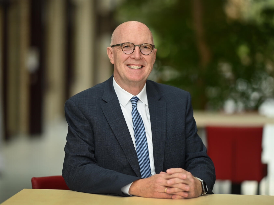 Landrat Christoph Gerwers präsentiert das Medizinerportal auf der Kreis Kleve-Website. Foto: Kreis Kleve/Markus van Offern