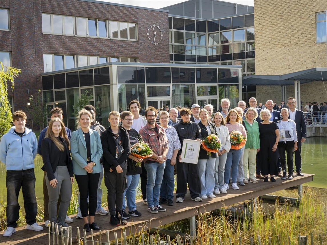 Landrat Christoph Gerwers (hinten, 3. v.r.) sowie Katharina Segers (vorne, 2. v.l.) und Dirtje Derksen (vorne, 3. v.l.) von der AG Klima Kreis Kleve mit den Siegern des Klimaschutzpreises 2024 sowie Ehrengästen. Foto: Kreis Kleve/Gerhard Seybert
