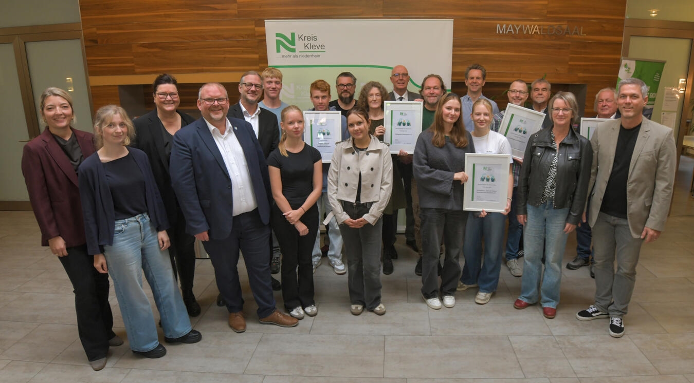 "Landrat Christoph Gerwers mit AG Klima-Team und Siegern des Klimaschutzpreises 2026, Kreis Kleve, Gruppenfoto"