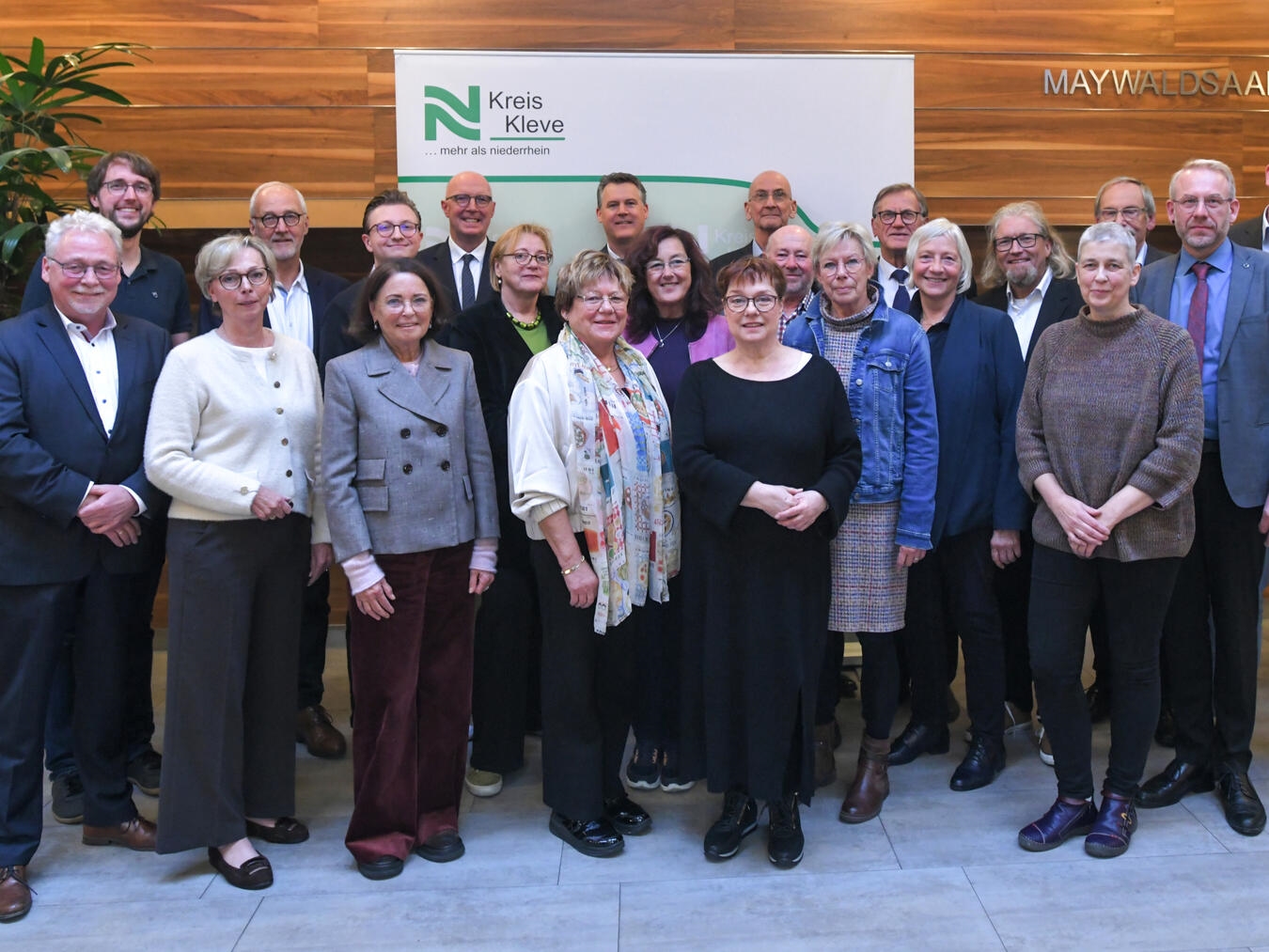 Landrat Christoph Gerwers (hintere Reihe, 4.v.l.) verabschiedete im Rahmen der letzten Kreistagssitzung der aktuellen Wahlperiode 22 Mitglieder, die dem neuen Kreistag nicht mehr angehören. Foto: Kreis Kleve/Gottfried Evers