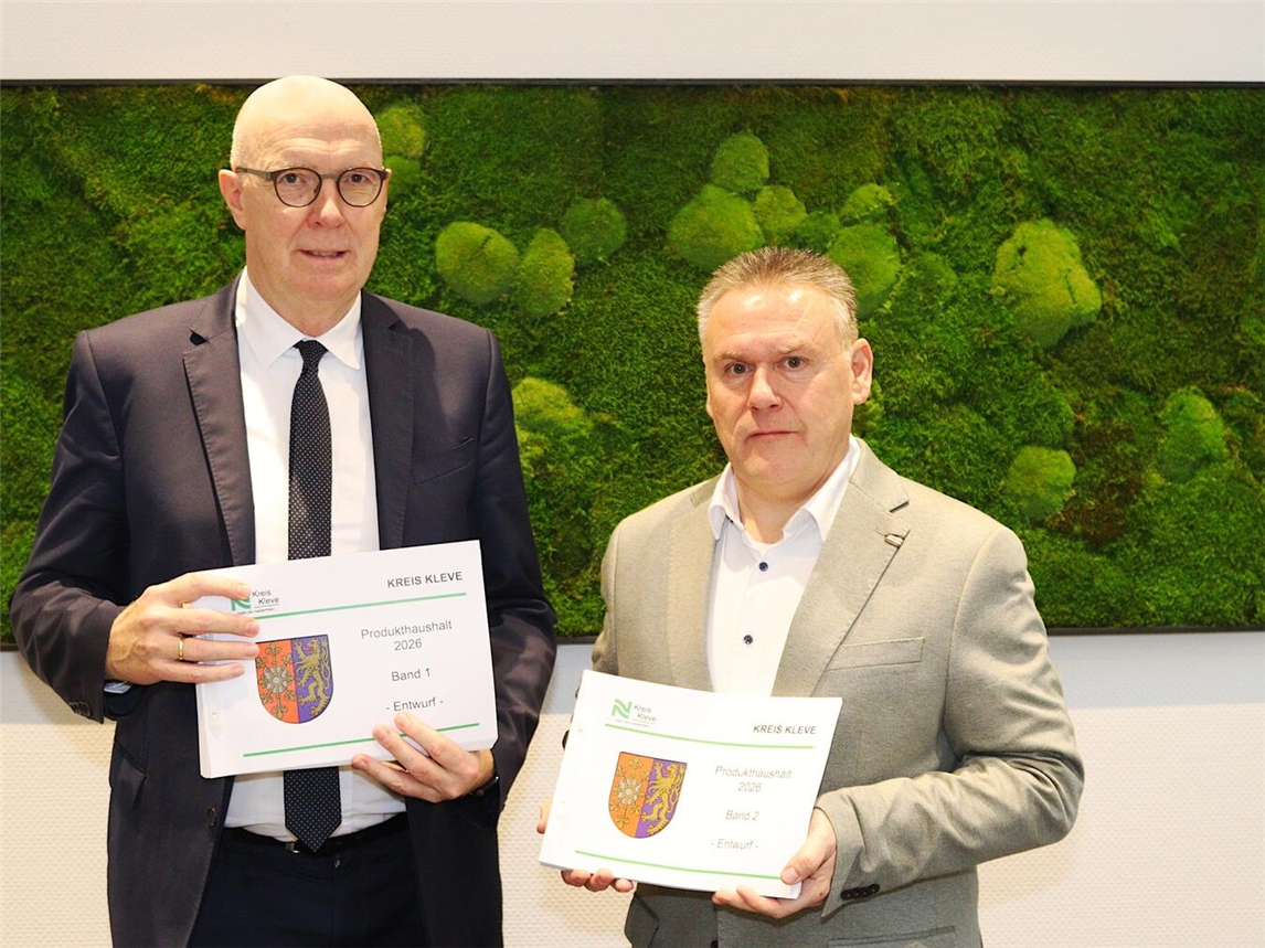 Landrat Christoph Gerwers (l.) und Kämmerer Wolfgang Hebben.Foto: Kreis Kleve