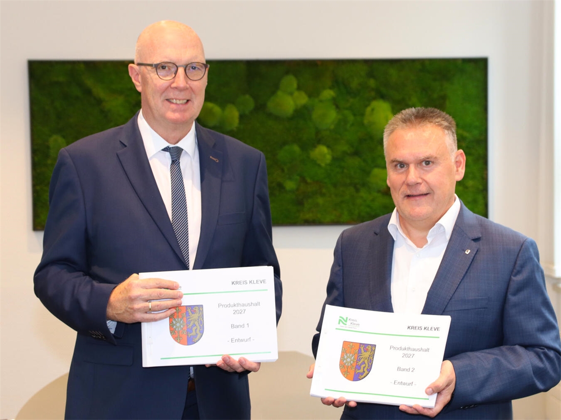 Landrat Christoph Gerwers und Kämmerer Wolfgang Hebben mit Haushaltsentwurf 2027 Büchern, Kreis Kleve.