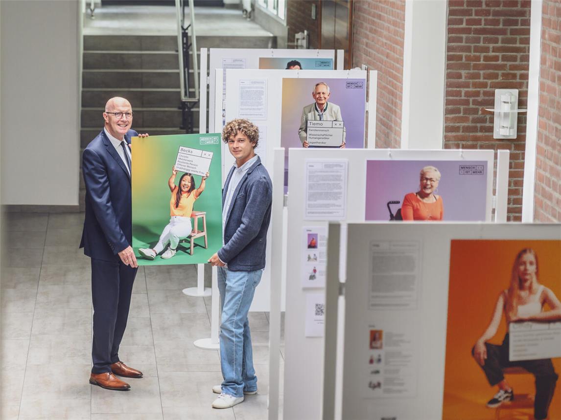 Landrat Christoph Gerwers (l.) und Kreis-Inklusionsbeauftragter Niklas Beyer in der Ausstellung „Mensch ist Mehr“, die noch bis zum 18. Juli im Klever Kreishaus zu sehen ist. Foto: Kreis Kleve/Markus van Offern