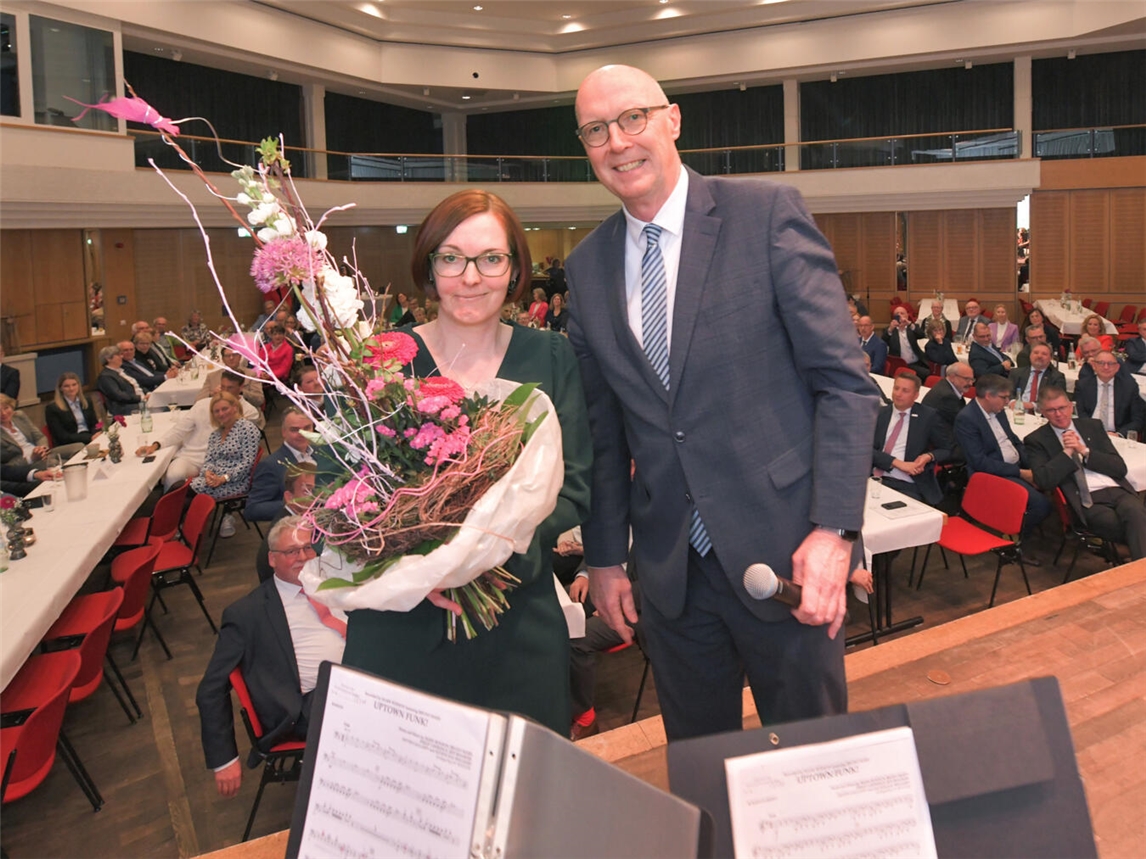 Landrat Christoph Gerwers lädt die Bürger aus dem Kreis Kleve ein, sich an der Kartenverlosung für die Jubiläumsveranstaltungen „50 Jahre Kreis Kleve“ zu beteiligen. Hier eine Aufnahme von der Jubiläumsveranstaltung in Rees beim Dank an Kreisarchivarin Dr. Beate Sturm für ihren Vortrag. Foto: Kreis Kleve / Gottfried Evers