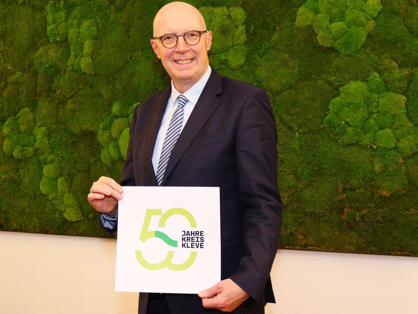 Landrat Christoph Gerwers lädt die Bürger aus dem Kreis Kleve ein, sich an der Kartenverlosung für die Jubiläumsveranstaltungen „50 Jahre Kreis Kleve“ zu beteiligen. Foto: Kreis Kleve