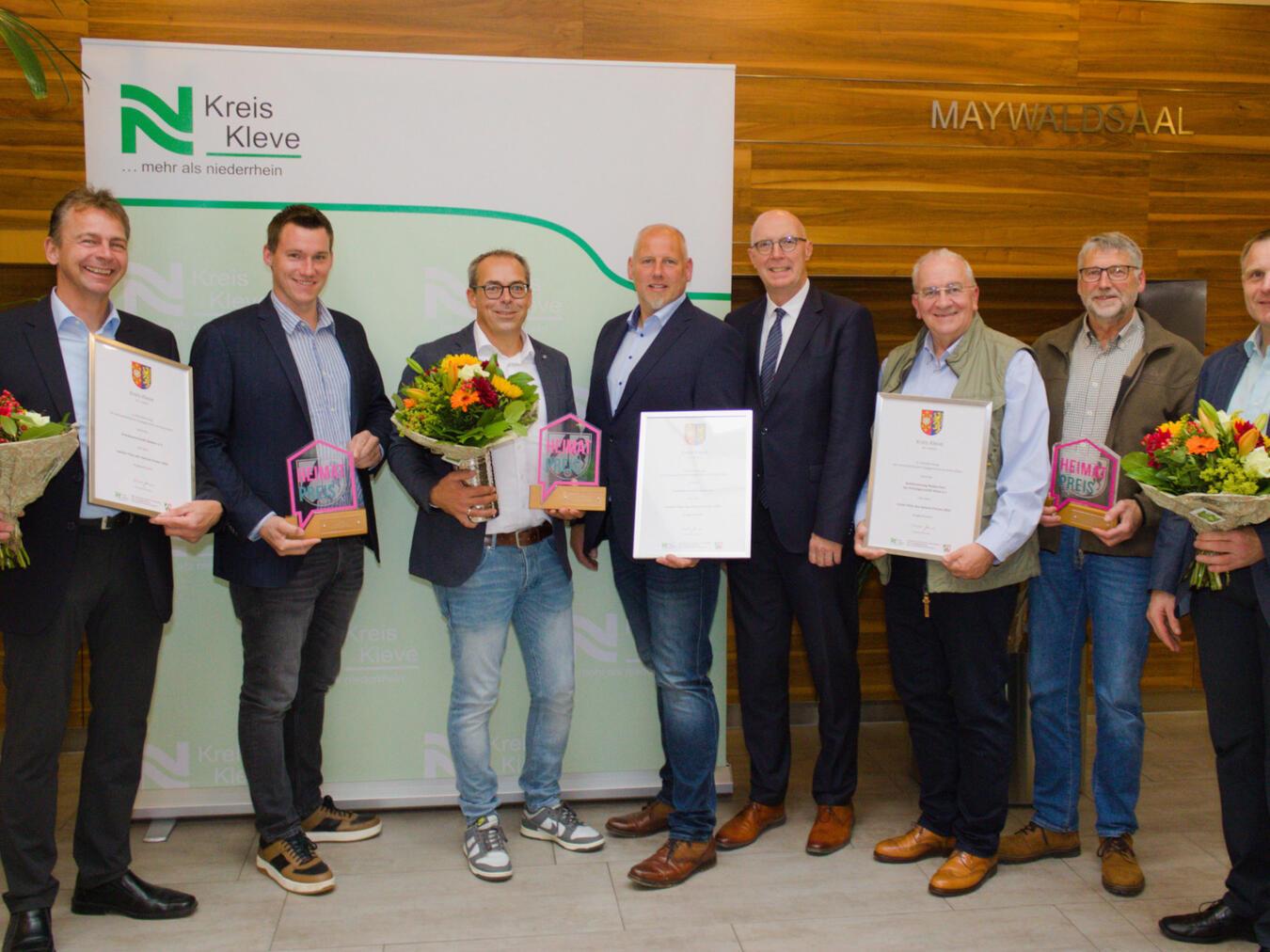 Landrat Christoph Gerwers (m.) mit den Preisträgern des Heimat-Preises 2024 von der Rehkitzrettung Niederrhein und den Kreisbauernschaften Geldern und Kleve. Foto: ©Kreis Kleve