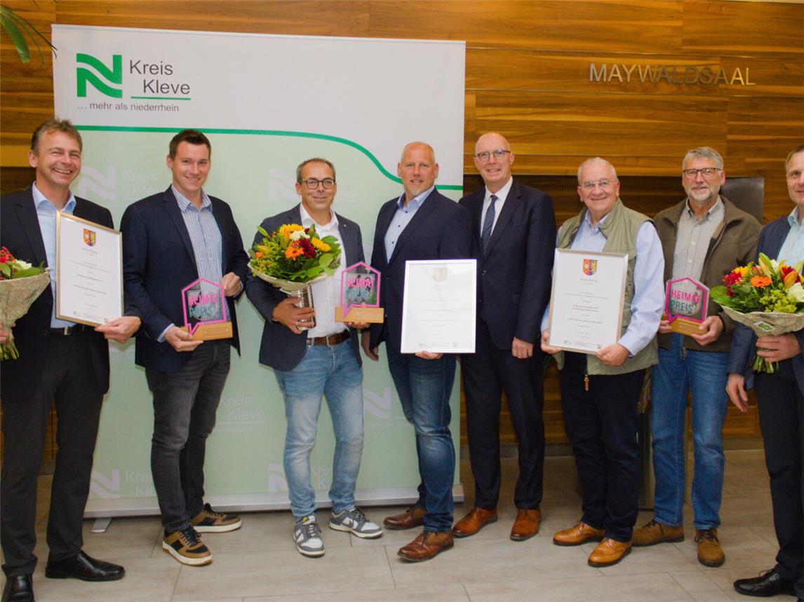 Landrat Christoph Gerwers (m.) mit den Preisträgern des Heimat-Preises 2024 von der Rehkitzrettung Niederrhein und den Kreisbauernschaften Geldern und Kleve. Foto: ©Kreis Kleve