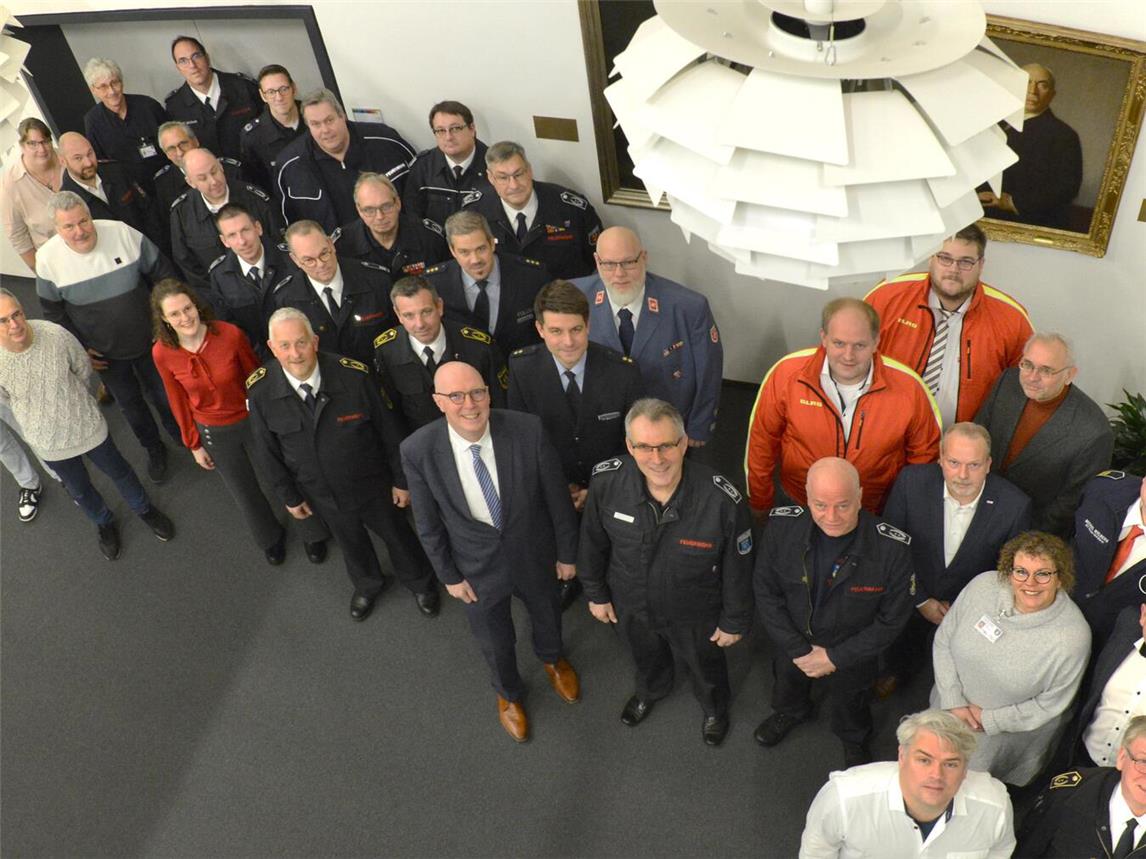 Landrat Christoph Gerwers (m.) und Jürgen Baetzen (2. Reihe rechts) mit den Teilnehmern der zweiten „Sicherheitskonferenz Bevölkerungsschutz“ im Kreis Kleve sowie Mitarbeitenden des Fachbereichs „Rettungsdienst und Bevölkerungsschutz“. Foto: Kreis Kleve/Klaus-Dieter Stade