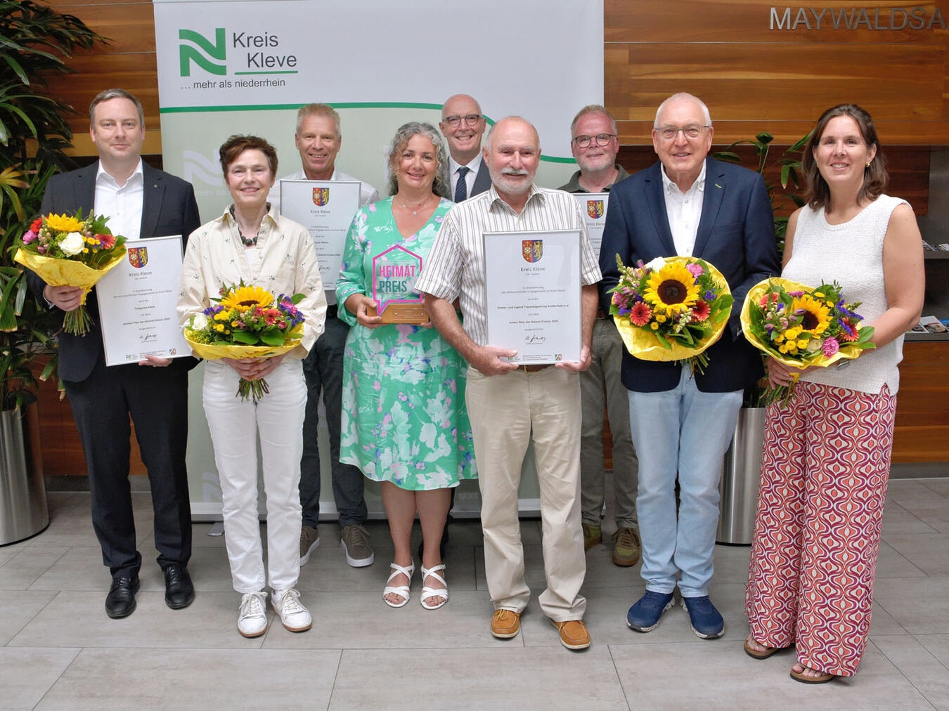 Landrat Christoph Gerwers mit Preisträgern des Heimat-Preises 2026, Kinder- und Jugendtrauerbegleitung, Verein hilfreich, Tiergarten und Tierpark.