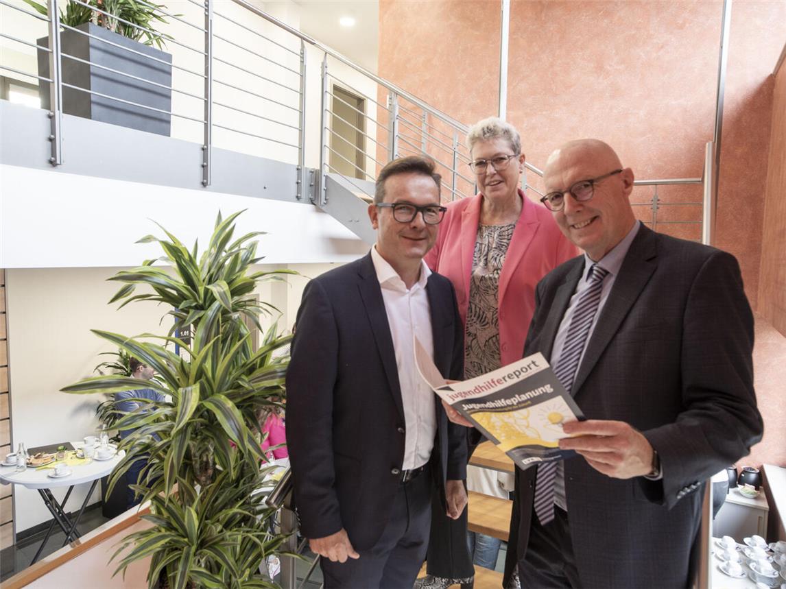 Landrat Christoph Gerwers (r.), Gelderns Bürgermeister Sven Kaiser und Andrea Schwan, Fachbereichsleiterin Jugend, Soziales und Jobcenter Kreis Kleve, besuchten die neuen Räumen des Kreises Kleve an der Issumer Straße 53-55 in Geldern.Foto: Kreis Kleve / Gerhard Seybert