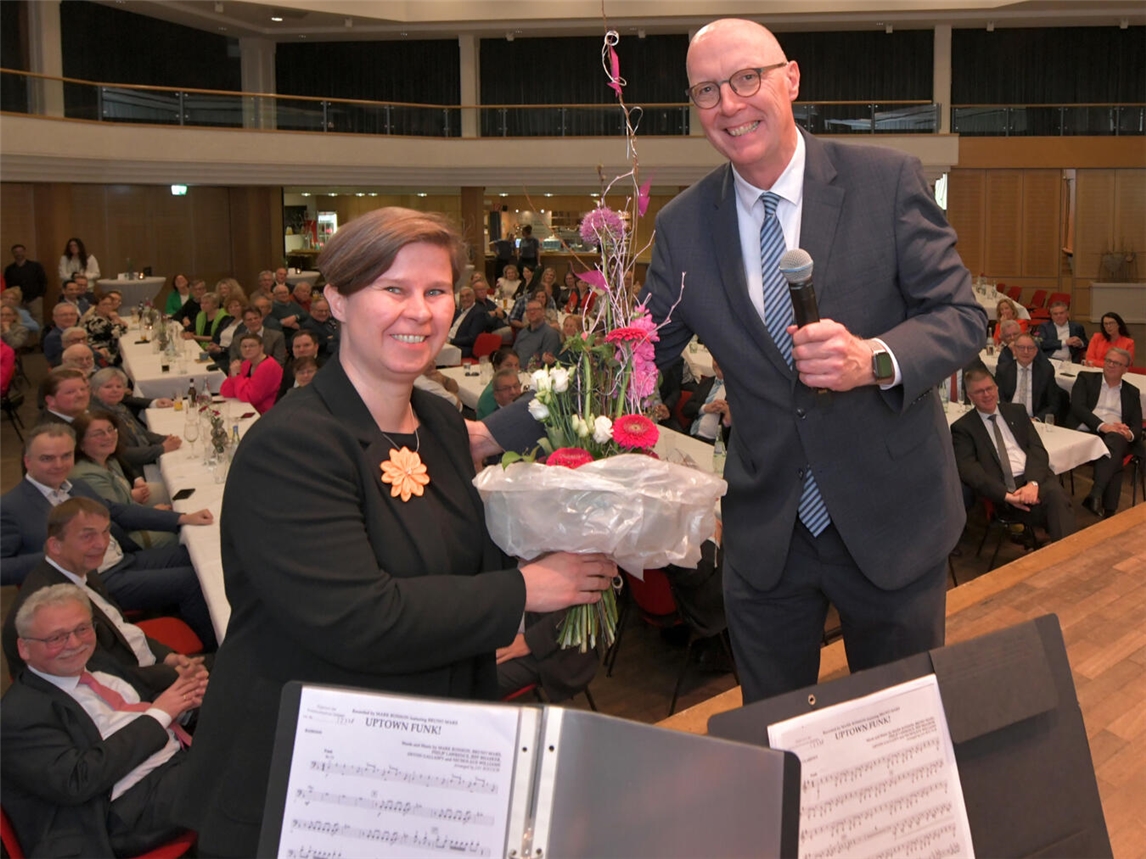 Landrat Christoph Gerwers (r.) lädt die Unternehmer aus dem Kreisgebiet ein, sich an der Kartenverlosung für die Jubiläumsveranstaltungen „50 Jahre Kreis Kleve“ zu beteiligen. Hier eine Aufnahme von der Jubiläumsveranstaltung in Rees beim Dank an Anne Giepner für die musikalischen Beiträge der Kreismusikschule. Foto: Kreis Kleve/Gottfried Evers