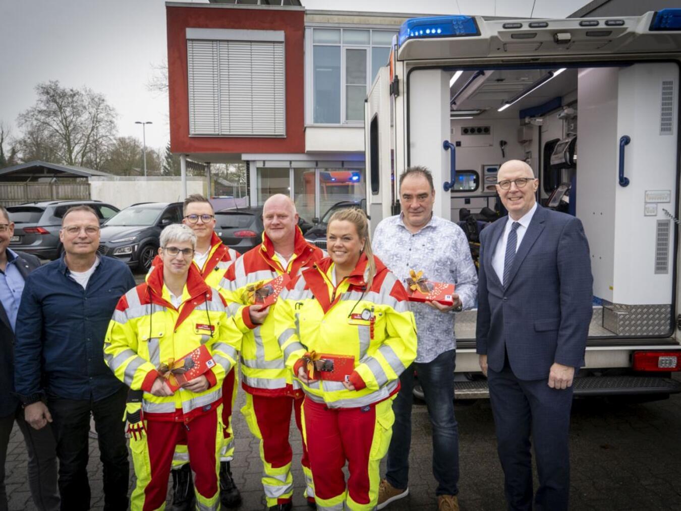 Weihnachten in der Rettungswache Kevelaer Landrat Christoph Gerwers (r.) und der zuständige Fachbereichsleiter Jürgen Baetzen (l.) besuchten an Heiligabend das Team der Rettungswache Kevelaer. Foto: Kreis Kleve/Gerhard Seybert