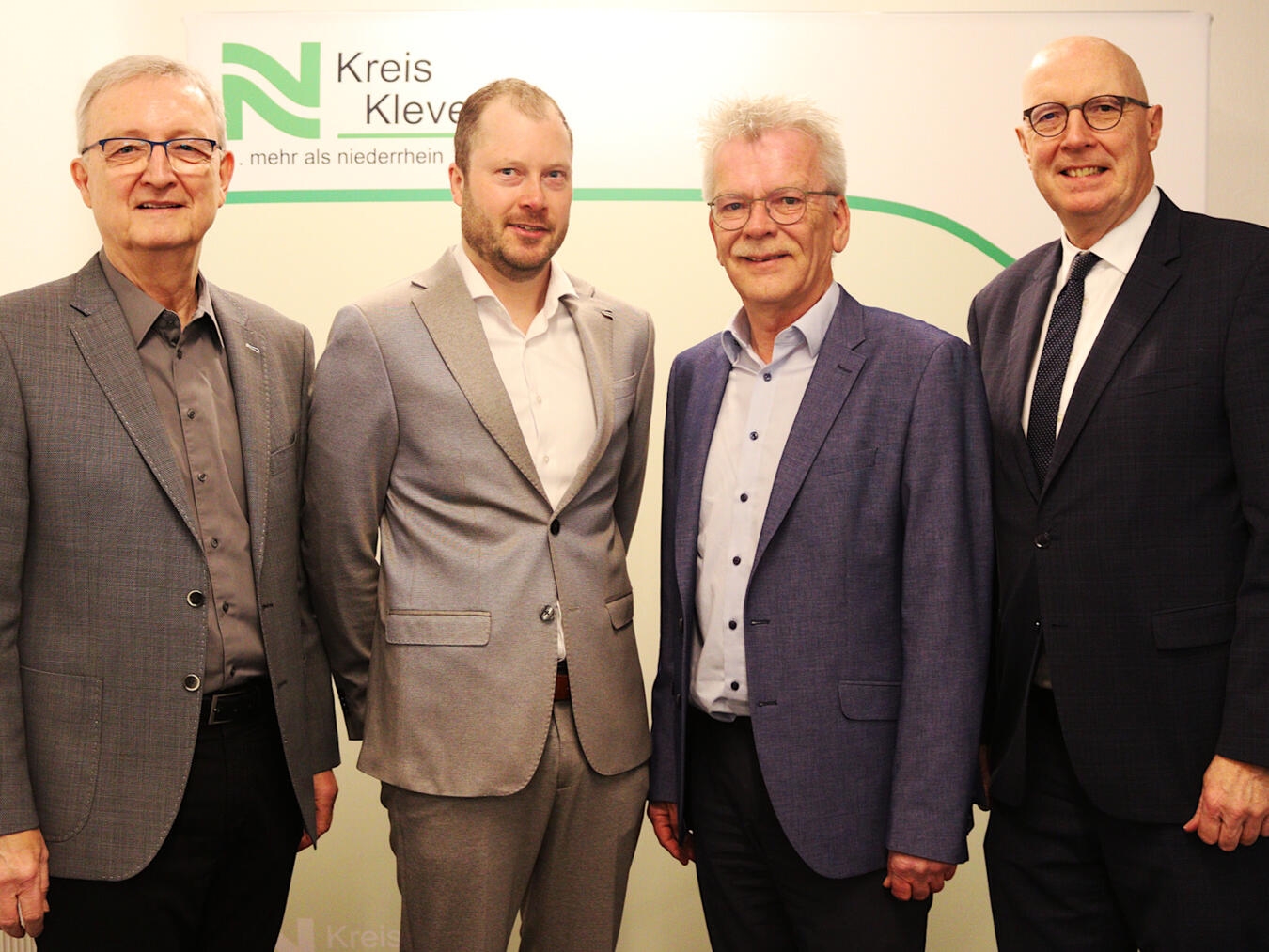 Landrat Christoph Gerwers (r.) und KKA-Aufsichtsratsvorsitzender Jörg Vopersal (l.) mit dem langjährigen KKA-Geschäftsführer Rolf Janssen (2.v.r.) und dem künftigen KKA-Geschäftsführer Jan Bußhaus. Foto: Kreis Kleve