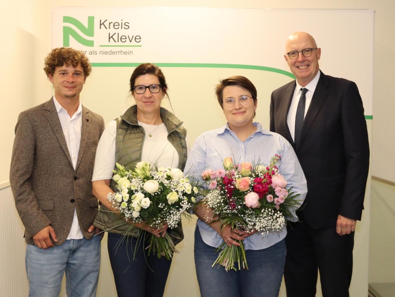 Landrat Christoph Gerwers (r.) und Kreis-Inklusionsbeauftragter Niklas Beyer bedankten sich bei Melanie Ahlke (2.v.l.) und Clara Lenkeit von der Landesarbeitsgemeinschaft (LAG) Selbsthilfe NRW. Foto: Kreis Kleve