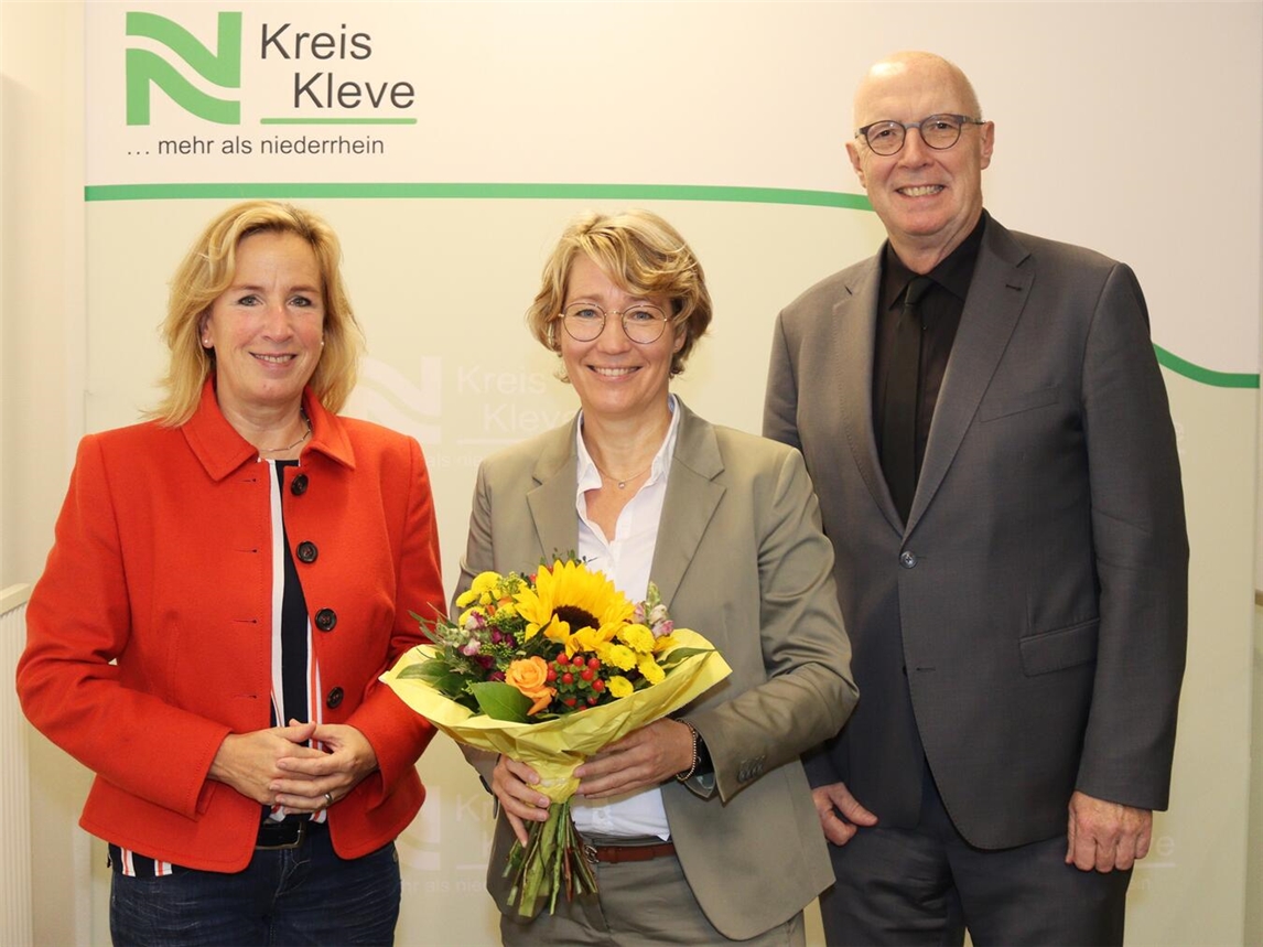 Landrat Christoph Gerwers (r.) und Zandra Boxnick (l.), Allgemeine Vertreterin des Landrats, haben jetzt Annette Vogt im Kreishaus begrüßt. Die bisherige Stellvertreterin hat die Schulleitung am Berufskolleg Kleve des Kreises Kleve übernommen. Foto: Kreis Kleve