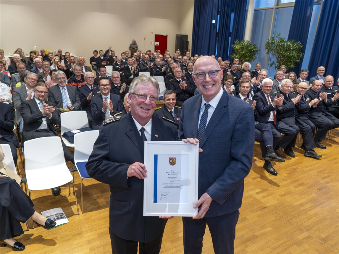 Reiner Gilles erhält die Urkunde von Landrat Christoph Gerwers