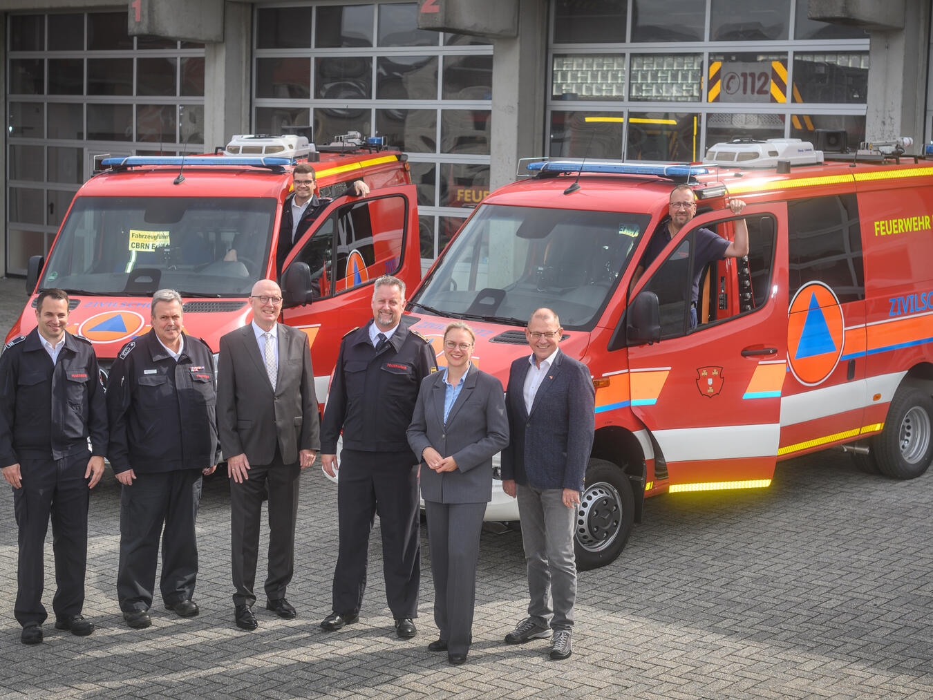"Landrat übergibt Fahrzeuge an Freiwillige Feuerwehr Kalkar und Kleve für Zivil- und Katastrophenschutz, Gruppenfoto mit Fahrzeugen"