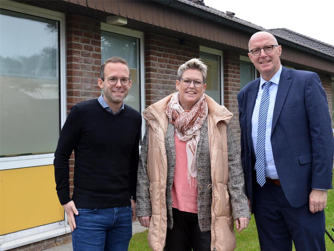 Landrat Christoph Gerwers (v.r.) mit Andrea Schwan, Fachbereichsleiterin Jugend, Soziales und Jobcenter, sowie André Amourette, Leiter der Abteilung Jugend und Familie, vor den neuen Räumen des Kreises Kleve an der Kastellstraße 31-55 in Kalkar.Foto: Kreis Kleve / Klaus-Dieter Stade