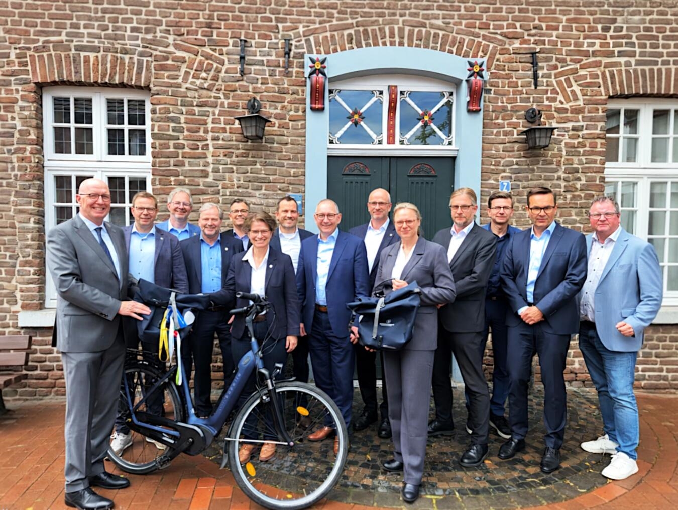 "Landrat Christoph Gewers mit Bürgermeister*innen und Fahrradtaschen für Stadtradeln 2026 im Kreis Kleve"