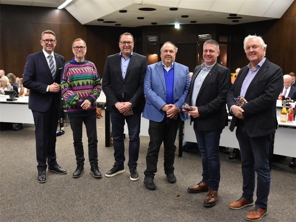 Landrat Ingo Brohl ehrte insbesondere Hubert Kück, Frank Berger, Gerd Drüten, Michael Nabbefeld und Udo Bovenkerk (v.l.) für ihr langjähriges Engagement. Foto: Kreis Wesel