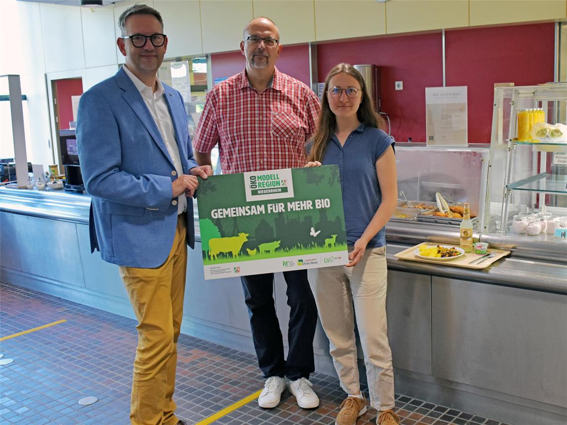 Landrat Ingo Brohl, Fachdienstleiter Stephan Ewert und Kirstin Surmann, Managerin der Öko-Modellregion Niederrhein, freuen sich über die Zertifizierung der Kantine im Kreishaus Wesel. Foto: Kreis Wesel
