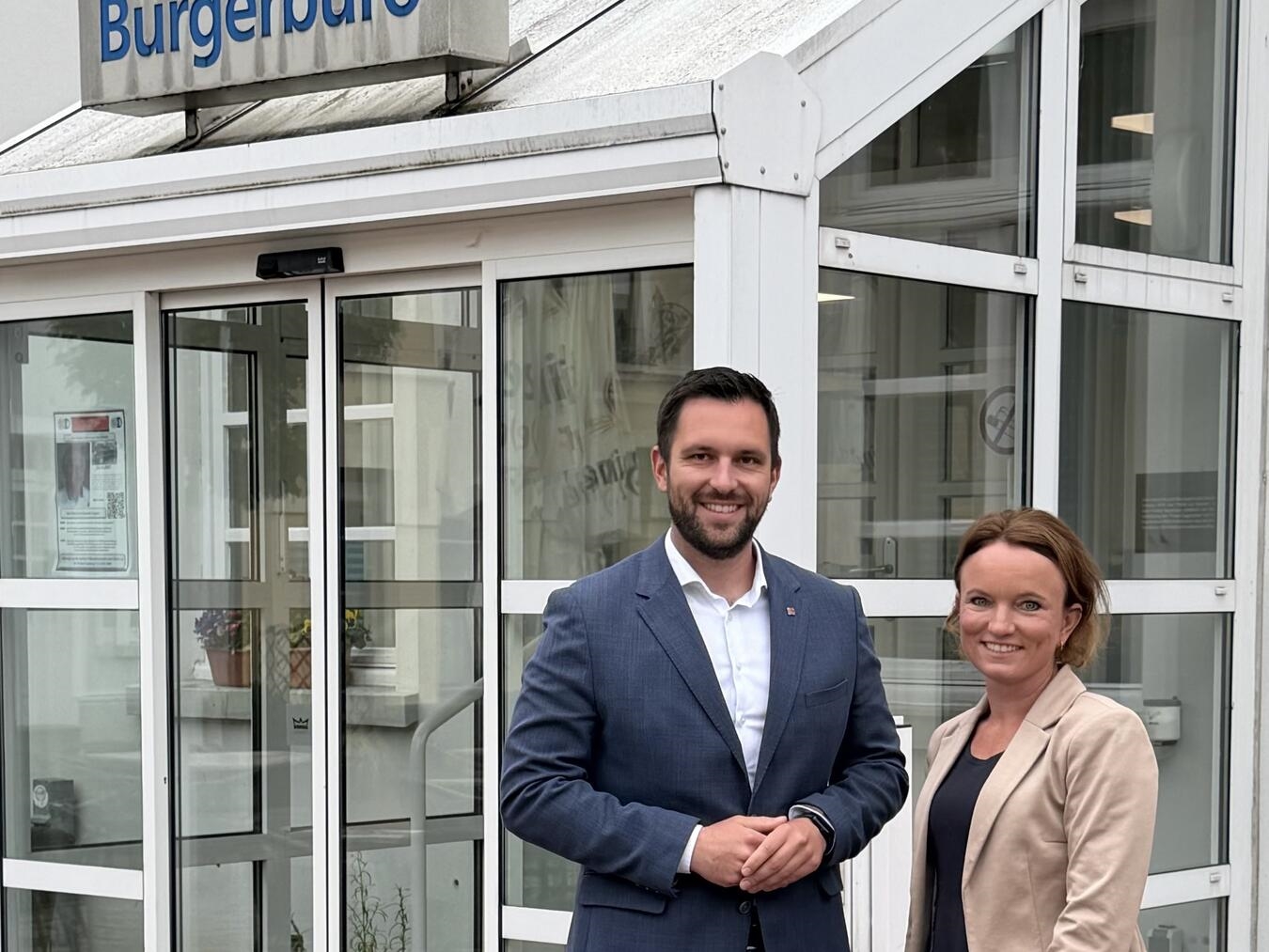 "Landrat Ingo Brohl genehmigt Rheinbergs Haushaltsplan, Bürgermeister Philipp Richter und Kämmerin Michelle Wingers erleichtert"