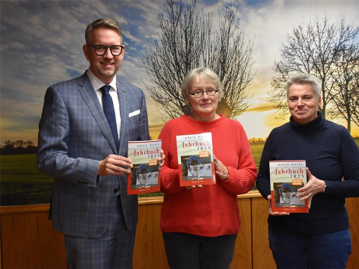 Landrat Ingo Brohl, Kreisarchivarin Brigitte Weiler und Leiterin des Mercator-Verlags Jutta Nagels stellen das neue Jahrbuch des Kreises Wesel vor. Foto: Kreis Wesel