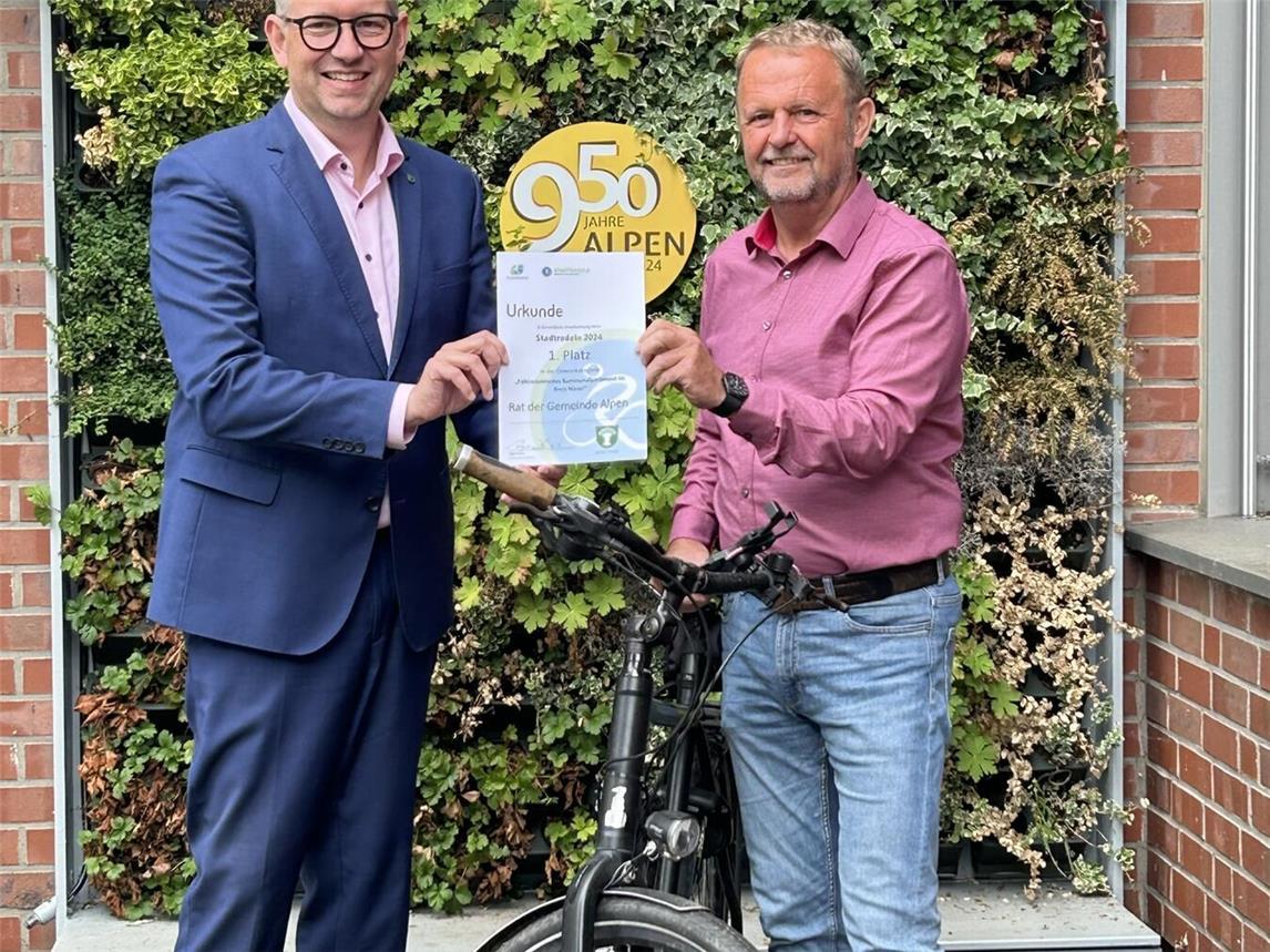 Landrat Ingo Brohl (l.) überreichte die Urkunde an Thomas Ahls (r.), Bürgermeister der Gemeinde Alpen. Foto: privat