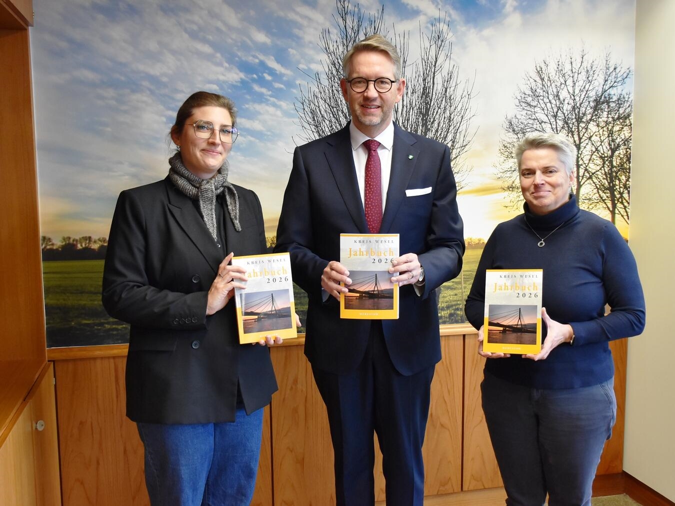 Landrat Ingo Brohl (m.), Kreisarchivarin Janine Weigel (l.) und Jutta Nagels (r.) vom Mercator Verlag stellten das neue Jahrbuch des Kreises Wesel vor. Foto: privat