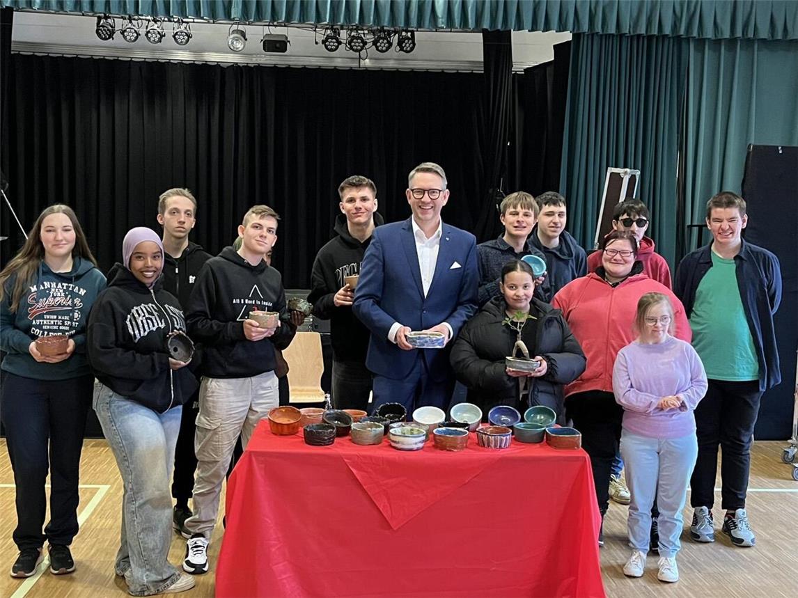 Landrat Ingo Brohl nahm die Schalen entgegen. Foto: Kreis Wesel