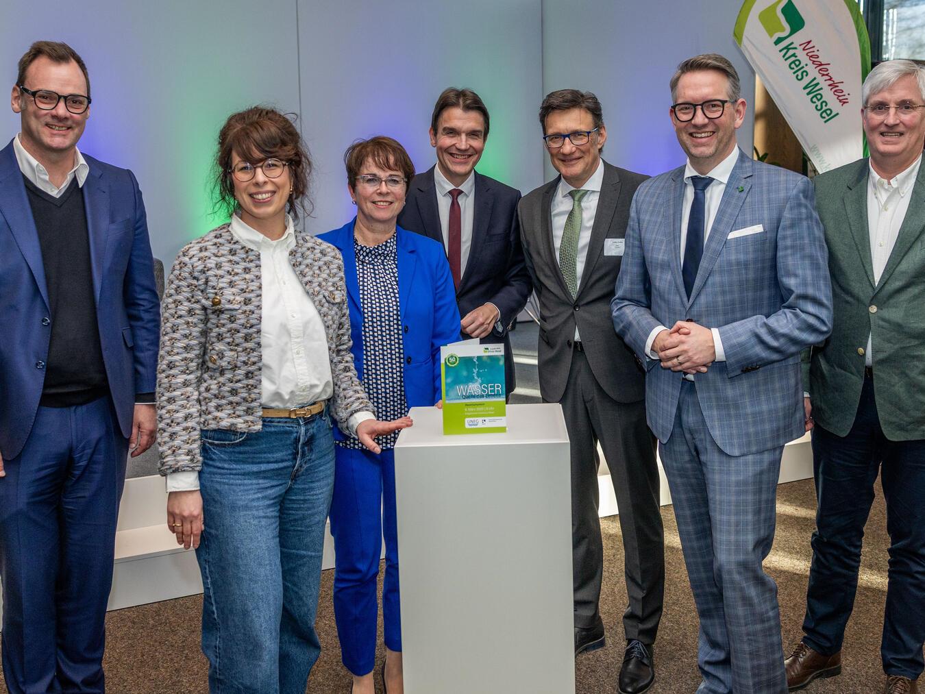 Landrat Ingo Brohl (r.) begrüßte Fachleute zum Wassersymposium im Weseler Kreishaus, das von Steffi Hain moderiert (2.v.l.) wurde. Foto: Kreis Wesel