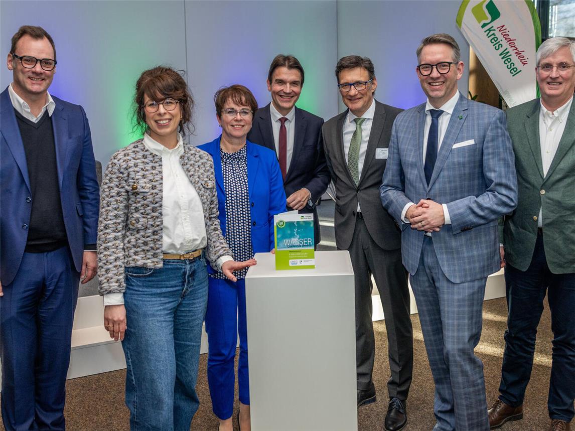 Landrat Ingo Brohl (r.) begrüßte Fachleute zum Wassersymposium im Weseler Kreishaus, das von Steffi Hain moderiert (2.v.l.) wurde. Foto: Kreis Wesel